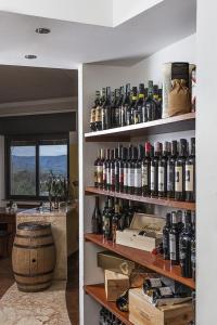 奥列纳Managheri Wine Bar的一间装满瓶装葡萄酒的书架的房间