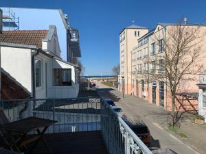 瓦尔内明德祖斯特兰酒店的阳台享有街道和建筑的景致。