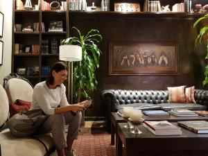 萨尔塔里盖德米特克萨尔塔精品酒店的坐在客厅沙发上的女人