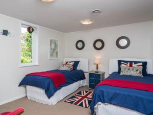 OpuaBlue Peter - Opua Holiday Home的一间卧室设有两张床和窗户。