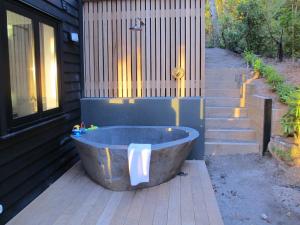 陶波The Point Luxury Villa的浴缸位于房子外