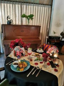 梭罗Rumah Batu Boutique Hotel的一张桌子,上面放着盘子和钢琴