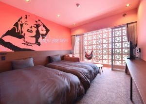 宫古岛HOTEL PINK HIBISCUS的一间卧室设有一张床和一个大窗户