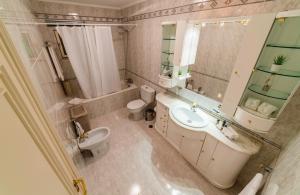 维拉摩拉维拉摩拉四季酒店的一间带水槽、卫生间和镜子的浴室