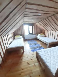 SämiSämi Siil的阁楼间设有两张床和窗户。
