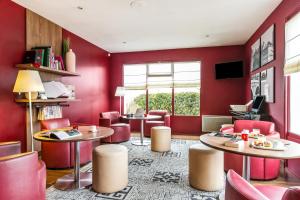 盖雷钟楼杰雷酒店的餐厅拥有红色的墙壁和桌椅