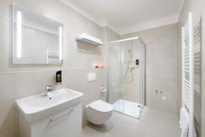 布拉格卡丹斯克市中心套房酒店的浴室配有卫生间、盥洗盆和淋浴。
