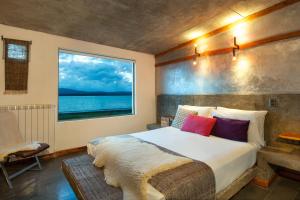 纳塔列斯港纳塔莱斯港艾尔提布莱尼科酒店的一间卧室设有一张大床和一个窗户。