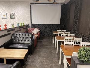 台北普乐室行旅的一间配有沙发、桌子和白板的餐厅