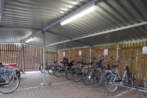 奥依吉弗莱彻酒店的停放在车库里的一排自行车