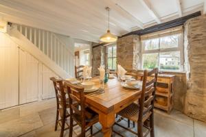 PerranzabuloeRose in Vale Cottage的一间带木桌和椅子的用餐室