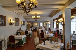 卡拉奥拉帕拉多卡拉霍拉酒店的一间带桌椅和吊灯的餐厅
