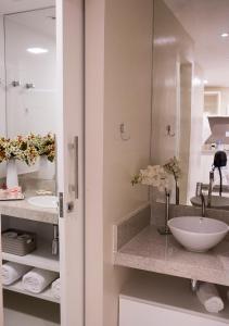 萨尔瓦多Ondina Apart Hotel - Apto. 537的一间带水槽和镜子的浴室