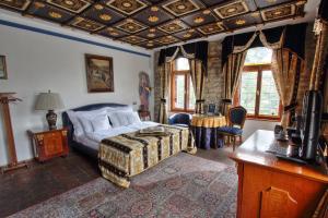 布拉格U帕瓦酒店的卧室配有一张床和一张桌子及椅子
