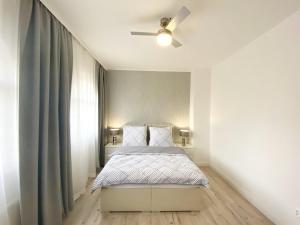 特普利采GrandLux Villa & Spa的一间卧室配有一张床和吊扇