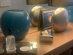 杜埃拉帕特杜艾雷丝住宿加早餐旅馆的一张带有蓝色花瓶的桌子和其他物品
