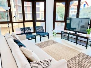 诺哈Apartamento El Socaire Playa Trengandín的客厅配有白色沙发和电视
