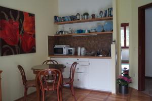 布达佩斯莱雅的公寓的厨房配有桌椅和微波炉。
