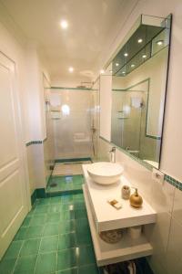 蓬扎Casa Pesce的一间带水槽和镜子的浴室