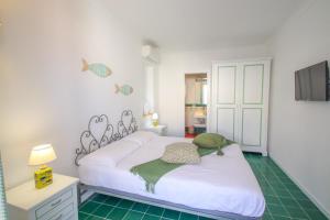 蓬扎Casa Pesce的卧室配有白色的床和电视。