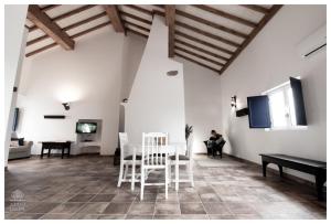 FortiosAlmojanda 3 olive tree的客厅配有白色的桌子和椅子