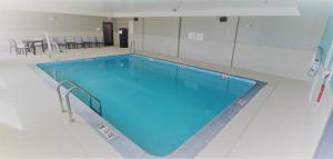 兰开斯特蓝彻斯特骑士旅馆的客房内的大型游泳池,有蓝色的水