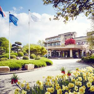 蒙多夫莱班Mondorf Parc Hotel & Spa的前面有鲜花的建筑