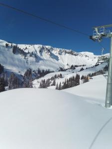 达米尔斯Haus Furka的雪覆盖的山,设有滑雪缆车