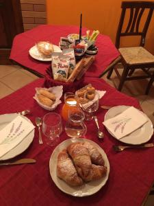罗通达Le Chalet del Pollino的红色桌布上带食物盘的桌子