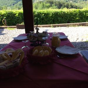 罗通达Le Chalet del Pollino的紫色桌布上带篮子食物的桌子