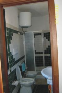西尼斯科拉Villetta Mirto的一间带卫生间和水槽的浴室