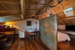 格罗塔费拉塔罗坎达德洛斯普提诺酒店的一间卧室配有一张床、一张桌子和一个浴缸