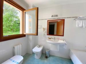 巴约讷安特雷里罗伯斯酒店的一间带水槽、卫生间和镜子的浴室