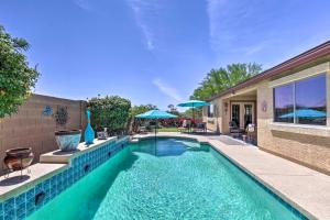 巴克艾Buckeye Home with Pool, Putting Green and Sun Porch!的一座房子后院的游泳池