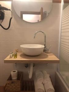 Jerez del MarquesadoHotel El Picón de Sierra Nevada的浴室配有盥洗盆、镜子和毛巾