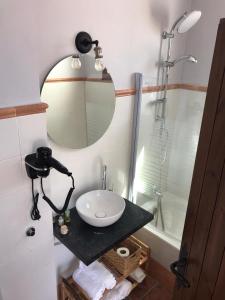 Jerez del MarquesadoHotel El Picón de Sierra Nevada的一间带水槽、镜子和淋浴的浴室