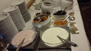 圣克里斯蒂娜克里斯安奈霍夫酒店的桌上放有盘子和碗的食物