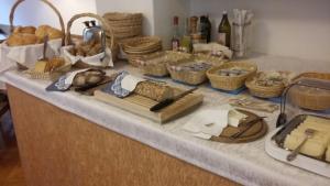 圣克里斯蒂娜克里斯安奈霍夫酒店的面包和食物篮子的柜台