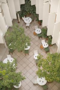 墨西哥城Condesa df, Mexico City, a Member of Design Hotels的享有带桌子和盆栽植物的天井的顶部景致