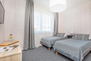 里沃Bianco House Apartments的客房设有两张床和窗户。