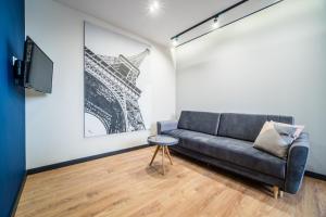 比亚韦斯托克Rint - Centrum Zamenhofa Street的带沙发和绘画的客厅