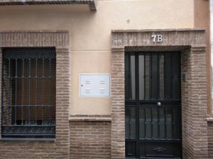 安度亚尔El LEGADO的两扇门,门牌号在建筑物的一侧