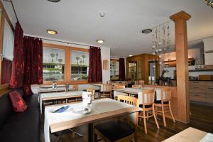 格林德尔瓦尔德卡巴那酒店的厨房以及带桌椅的用餐室。