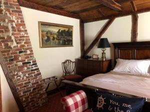 南安普敦The 1708 House的一间卧室设有一张床和砖墙