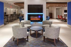 Holiday Inn Express Roseville-St. Paul, an IHG Hotel酒廊或酒吧区