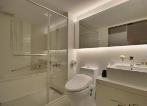 台北台北馥华商旅南港馆的浴室配有卫生间、淋浴和盥洗盆。