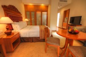 吉隆坡吉隆坡皇家朱兰酒店的酒店客房设有一张床和一张桌子
