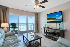 卫星海滩Paradise Beach Club - Oceanfront and Penthouse的带沙发和平面电视的客厅