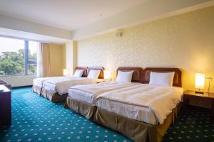 柳营柳營尖山埤 Liuying Jianshanpi Resort的酒店客房设有两张床和窗户。