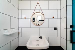 仙本那Perfect Hub Semporna的白色的浴室设有水槽和镜子